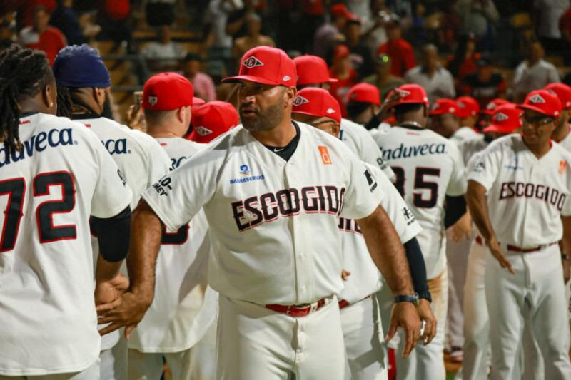 Equipo de béisbol dominicano con gorras rojas