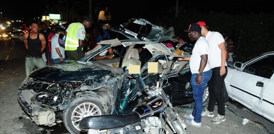 Moto destruida tras colisión con auto