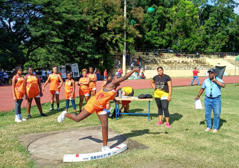 Lanzadora de peso en competencia