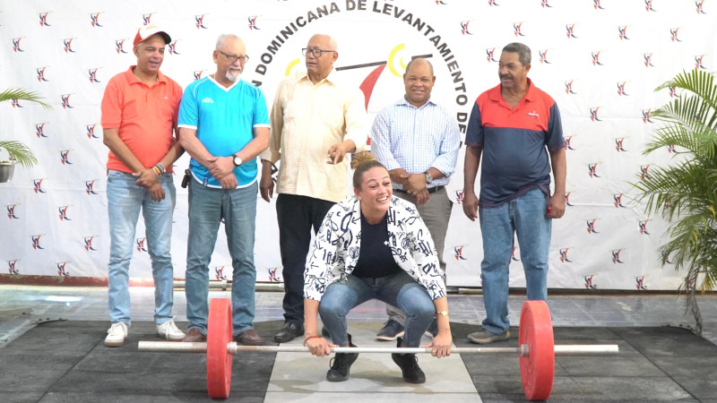 Mujer levanta pesas frente a espectadores