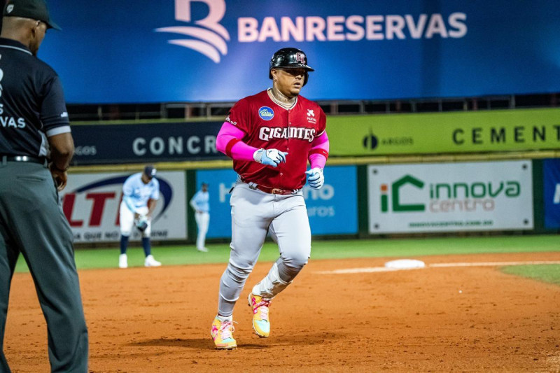 Jugador corriendo en campo de béisbol