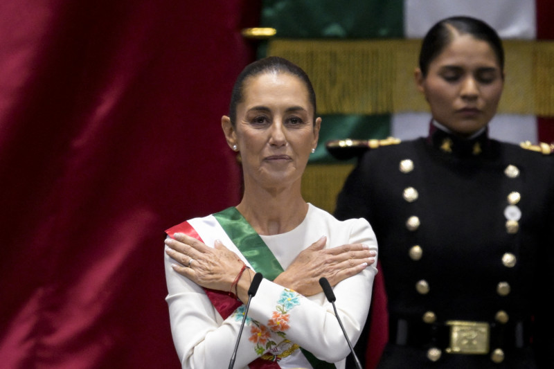 Dos mujeres, una policía uniformada