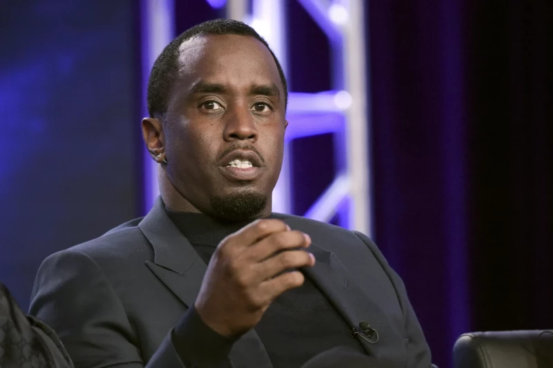 Sean Combs en traje negro