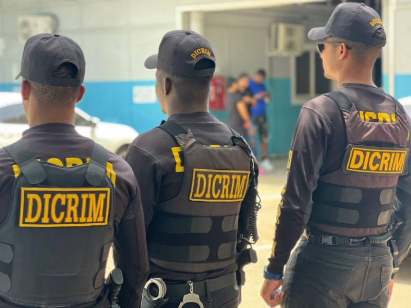 Tres agentes de DICRIM en uniforme