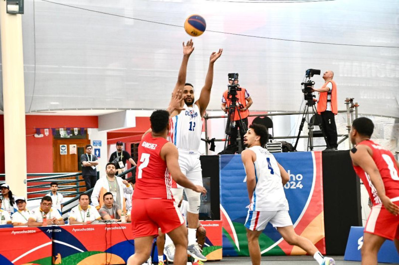 Jugadores de baloncesto en partido intenso