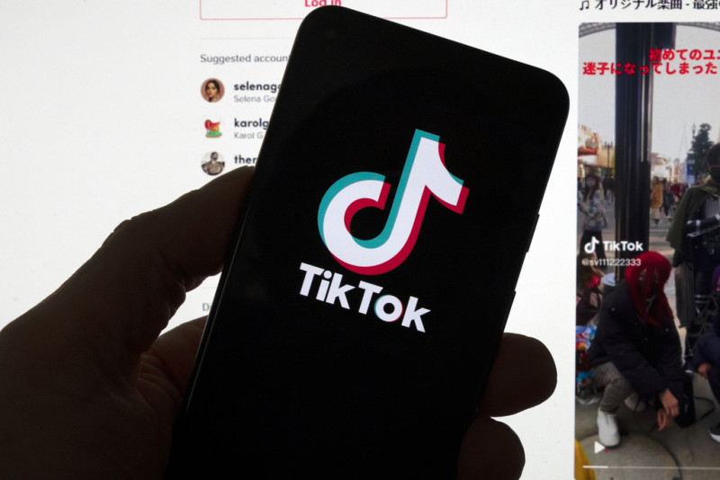 Mano sosteniendo teléfono con TikTok