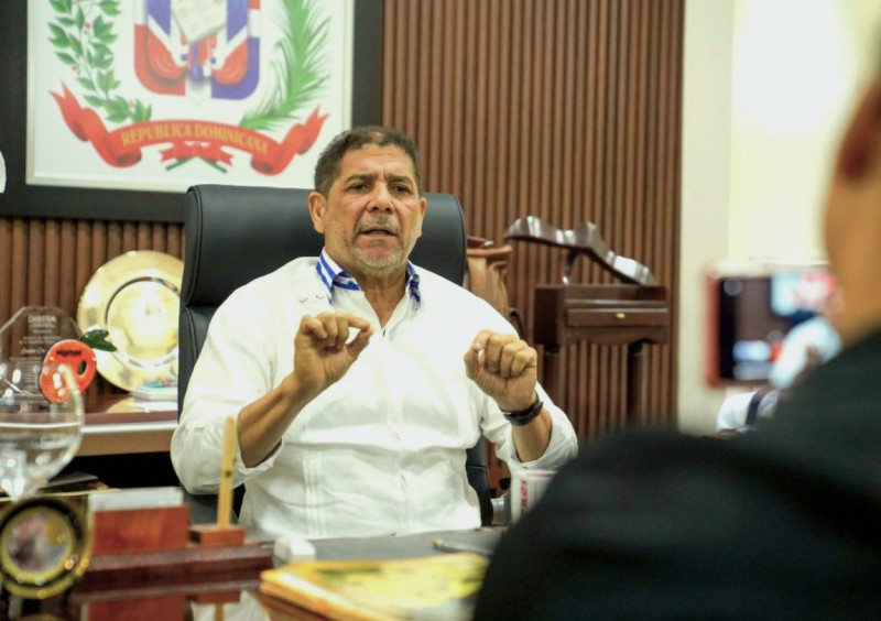 Hombre sonriente con camisa blanca