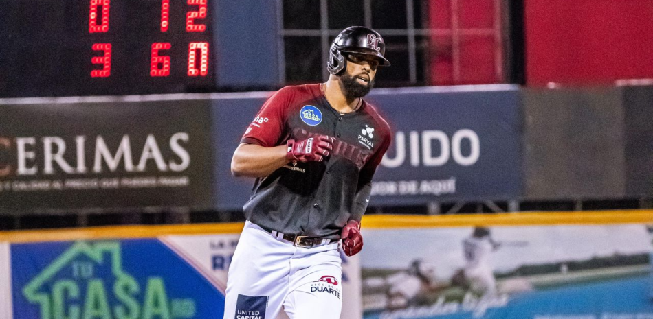 Jugador de béisbol en uniforme rojo