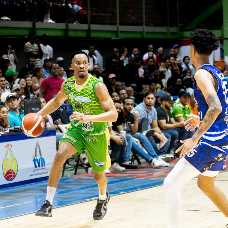 Jugadores de baloncesto en partido oficial