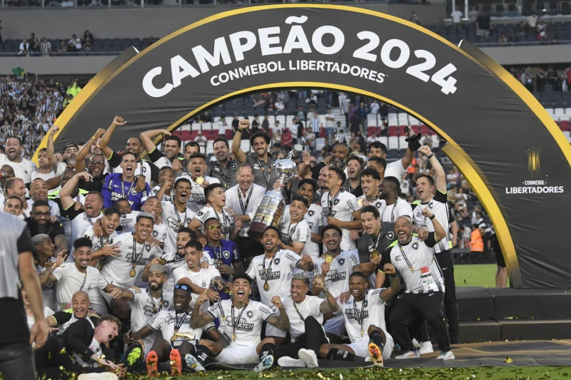 Futbolistas celebran con trofeo