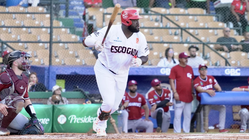 Jugador de béisbol con bate