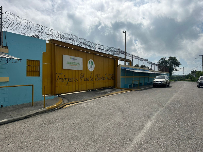 Edificio amarillo con alambrada de seguridad