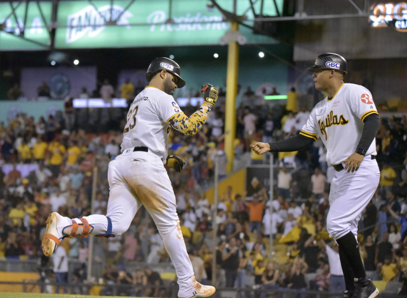 Jugadores celebran jonrón en partido beisbol