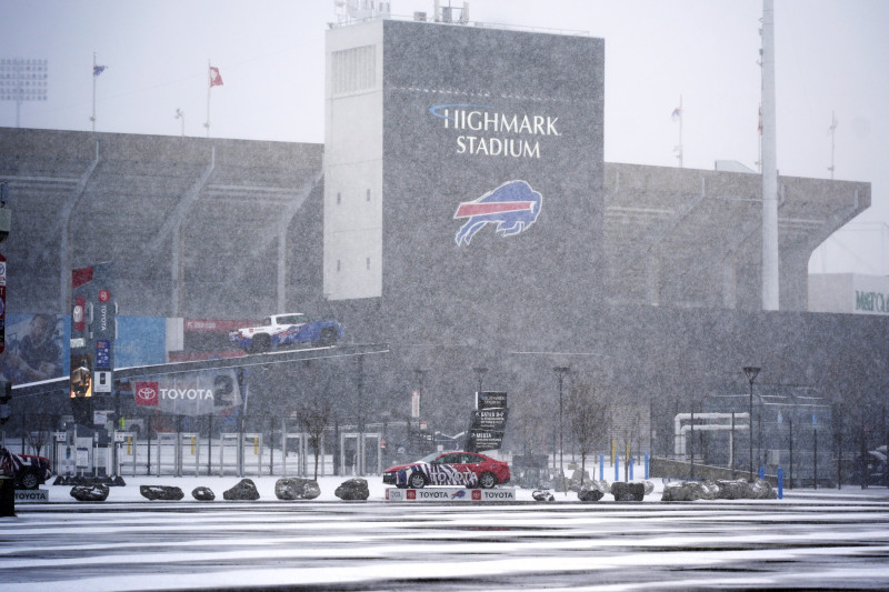 Estadio Highmark nevado con camión rojo