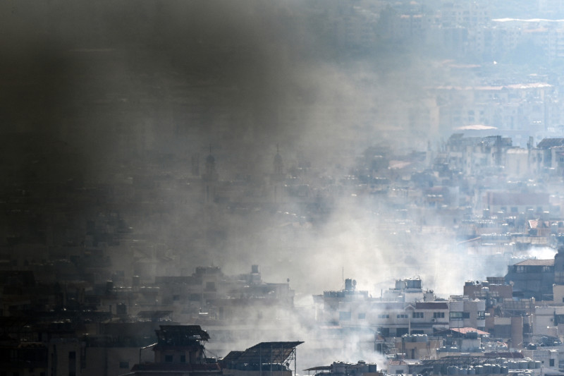 Contaminación atmosférica sobre ciudad urbana