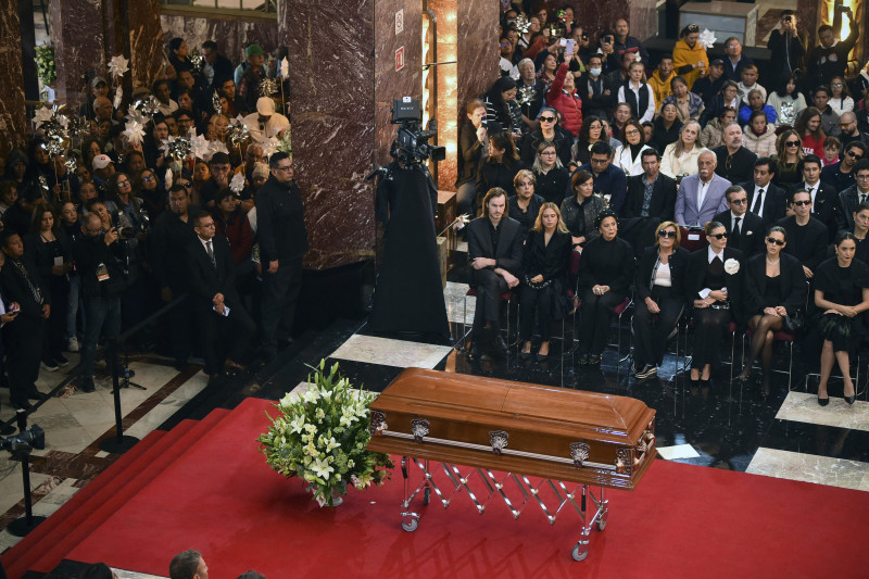 Féretro rodeado por multitud en ceremonia