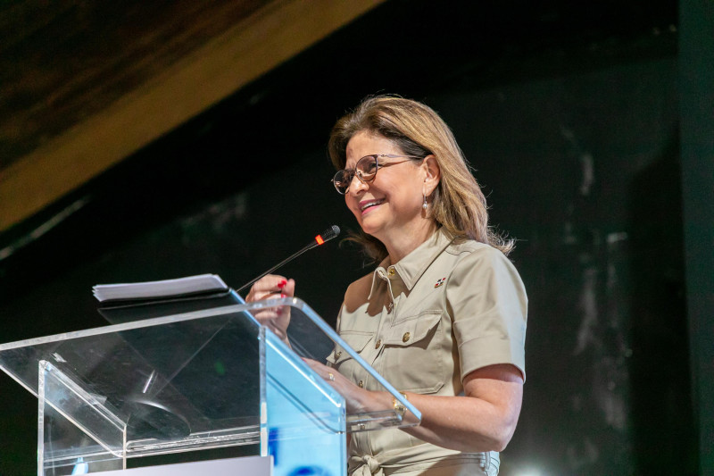 Mujer dando discurso en podio