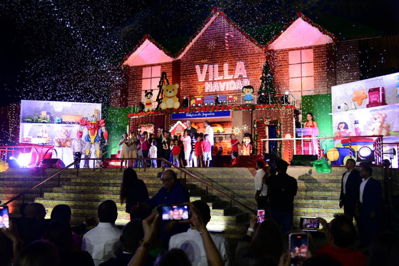 Villa Navidad iluminada con decoraciones navideñas