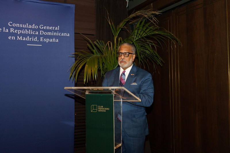 Hombre de traje dando discurso