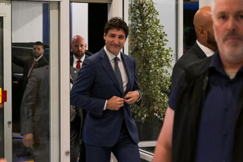 Hombre sonriendo con traje azul