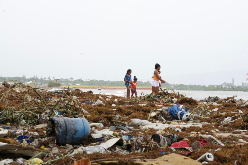 Playa contaminada con desechos