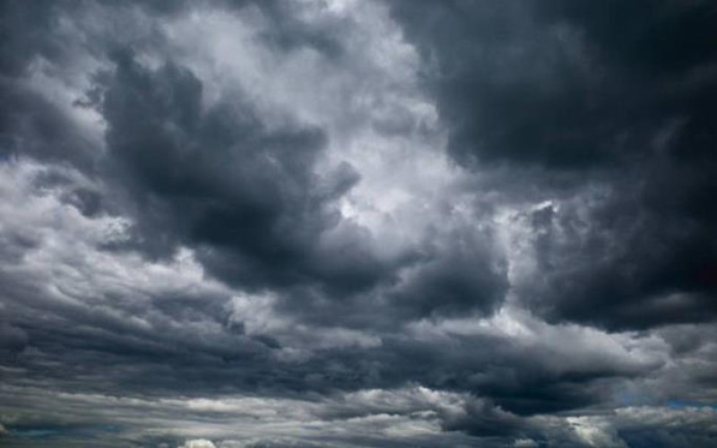 Nubes tormentosas oscuras en el cielo