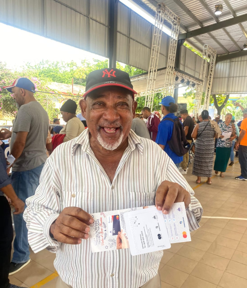 Hombre sostiene documentos entre multitud