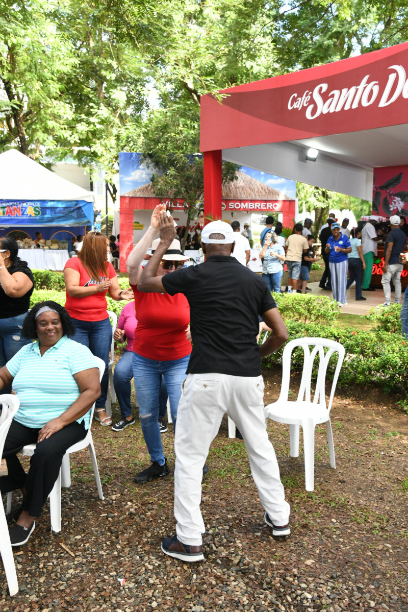 Hombre baila entre multitud festiva