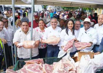 Grupo sostiene carne en protesta