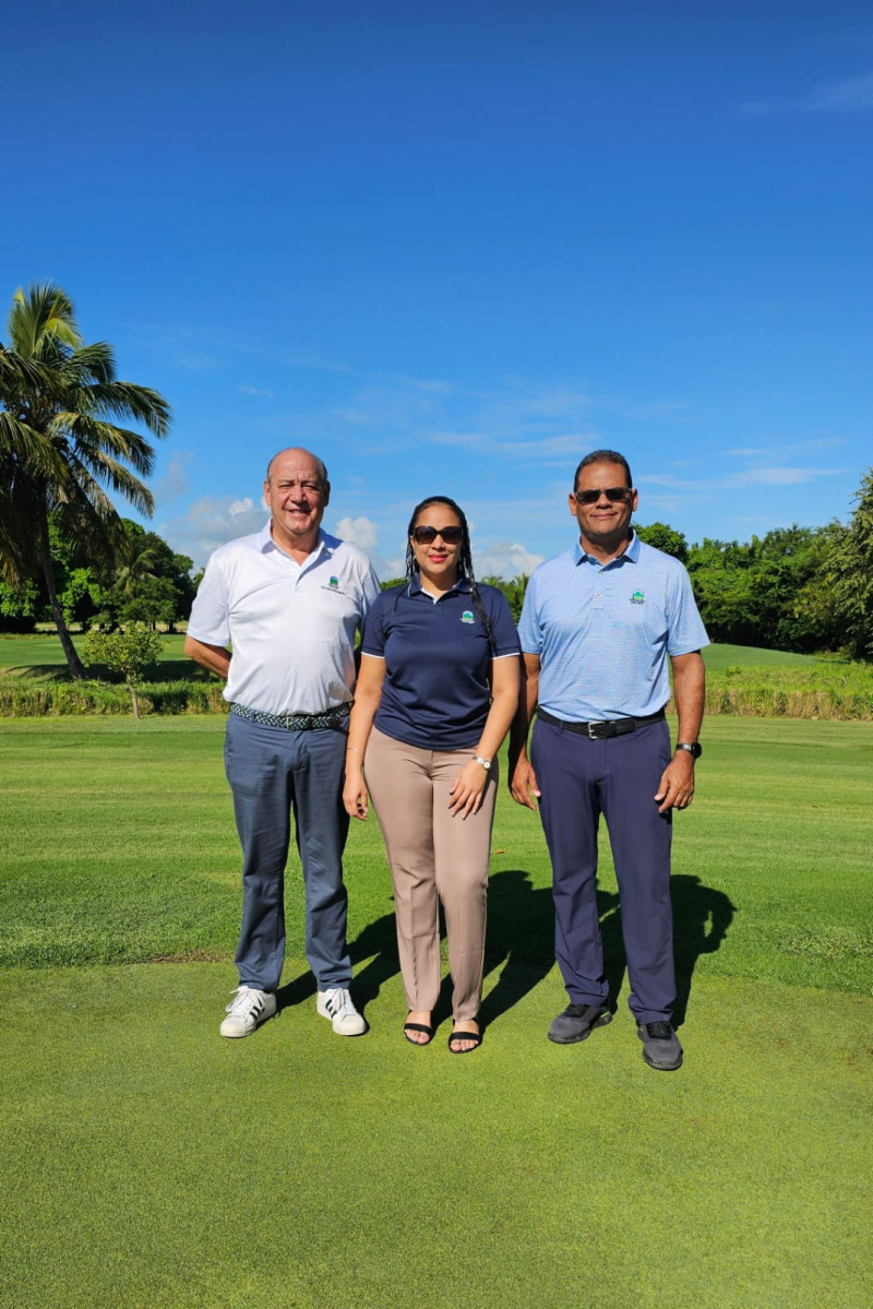 Golfistas en el campo verde