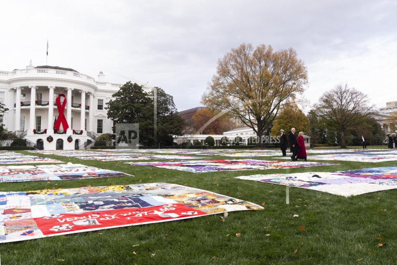 Casa Blanca con cinta roja