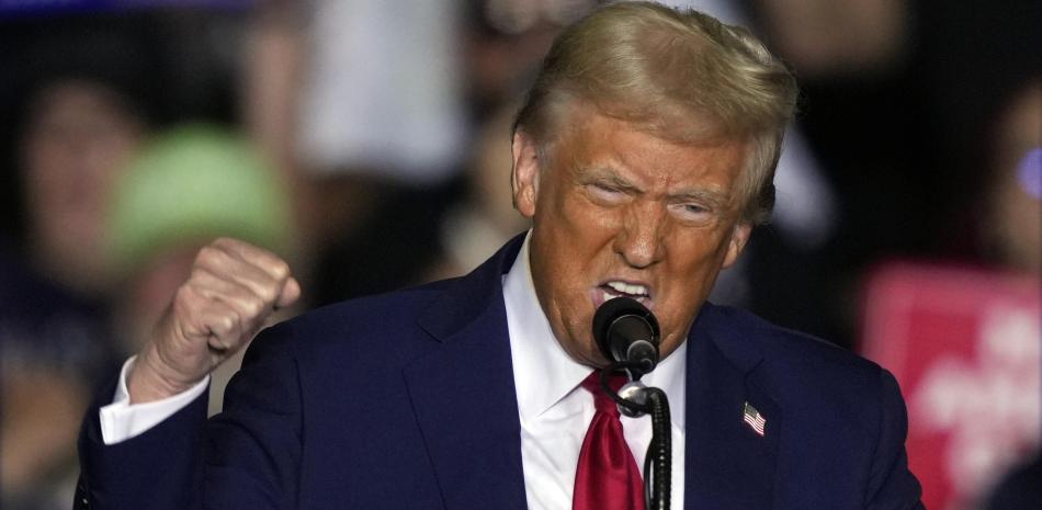 Trump gesticulando durante discurso político