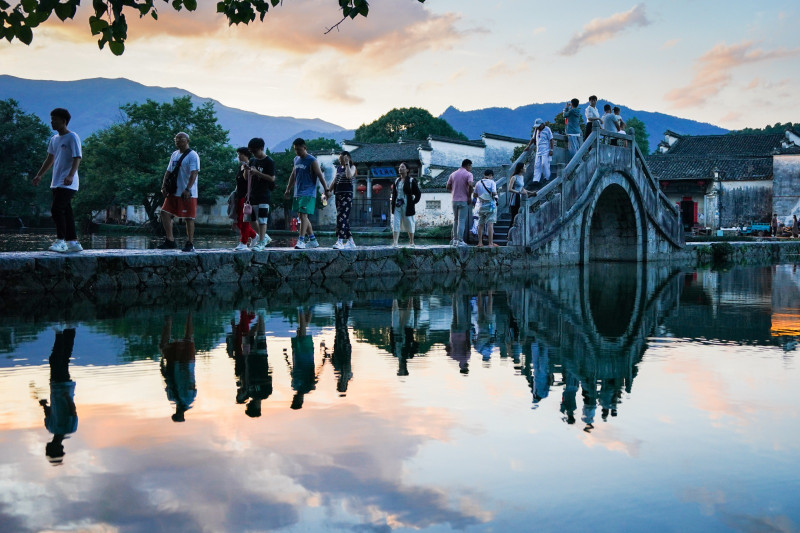 Puente de piedra sobre río