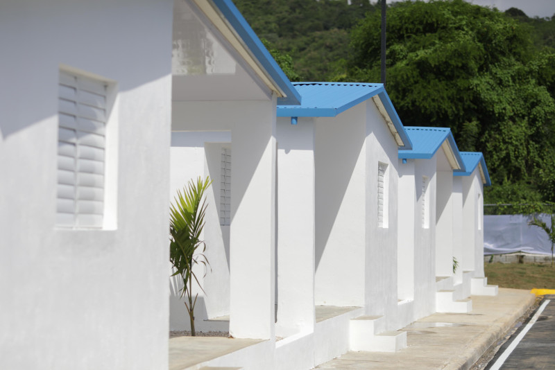 Casas blancas con tejados azules en Santorini