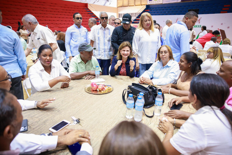 Gente reunida alrededor de una mesa