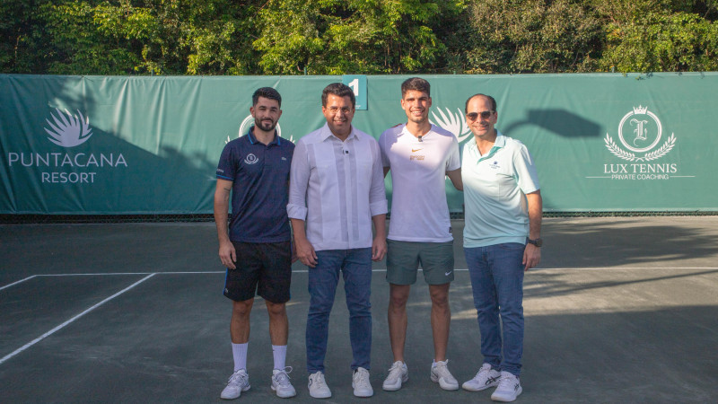 Tenistas jugando en cancha de tenis