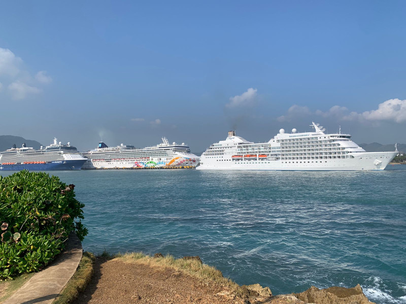 Cuatro cruceros en puerto caribeño