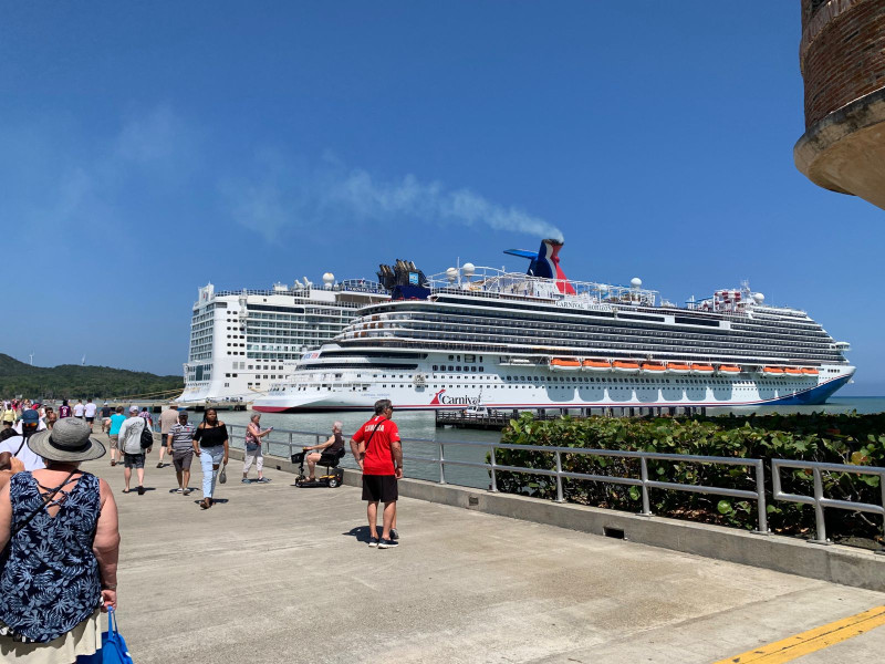 Crucero Carnival atracado en puerto