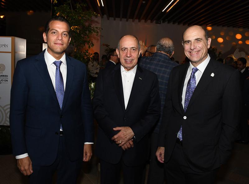 Tres hombres sonrientes de traje