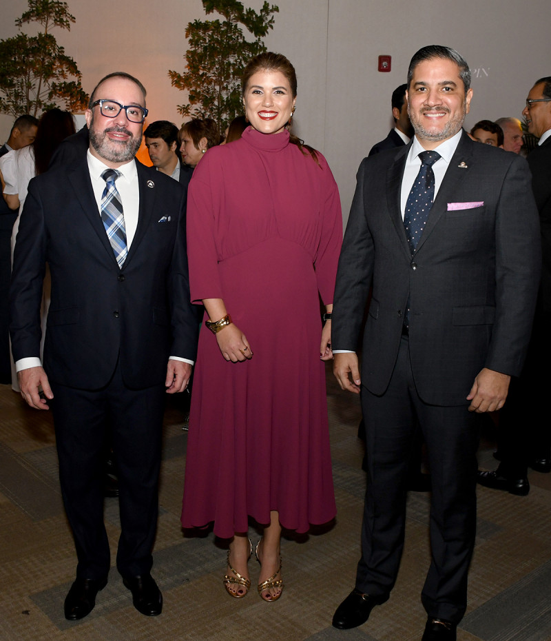 Tres personas en vestimenta formal