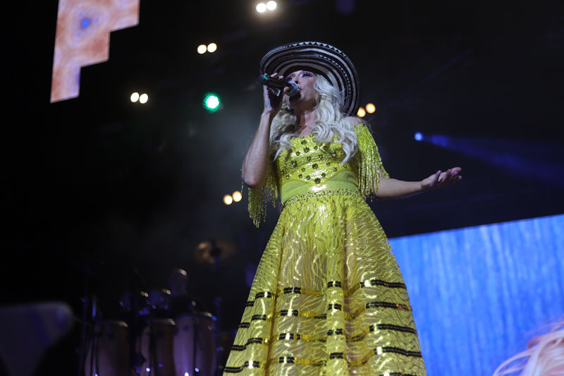 Cantante femenina con micrófono