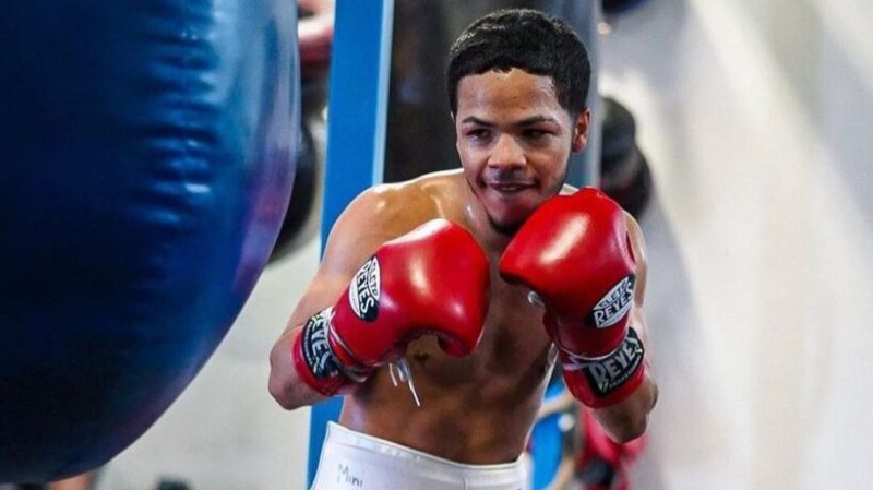 Boxeador sin camisa con guantes rojos