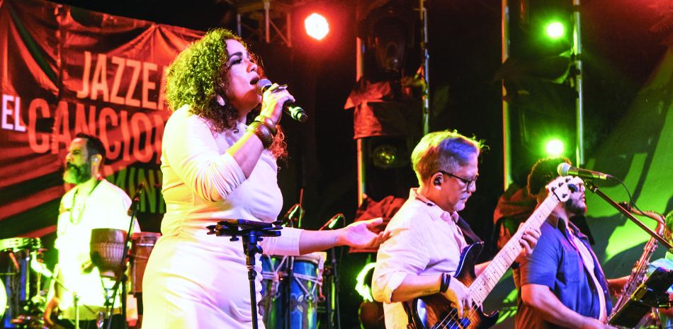 Mujer cantando con micrófono en mano