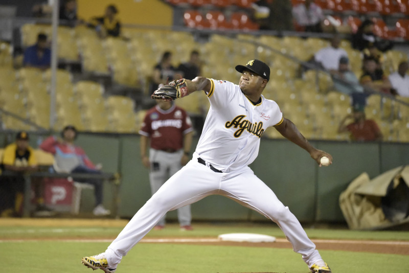 Lanzador de béisbol en acción