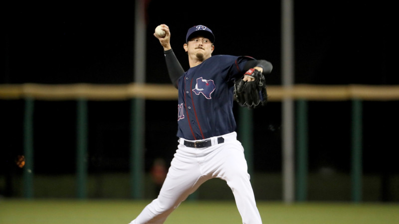 Lanzador de béisbol preparado para lanzar