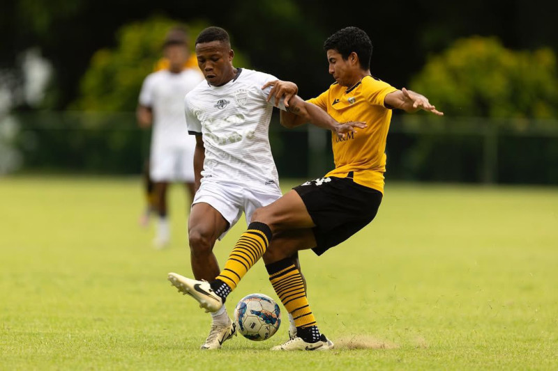 Jugadores durante partido de fútbol