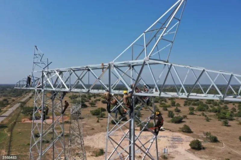 Trabajadores reparando líneas eléctricas