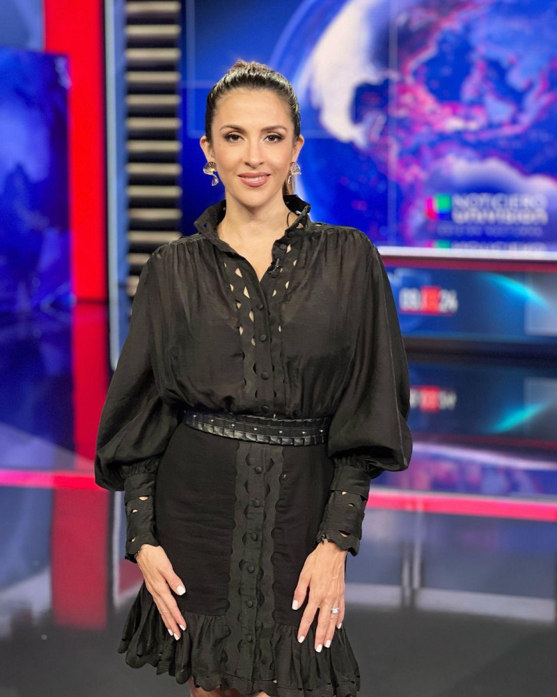 Mujer sonriente en vestido negro