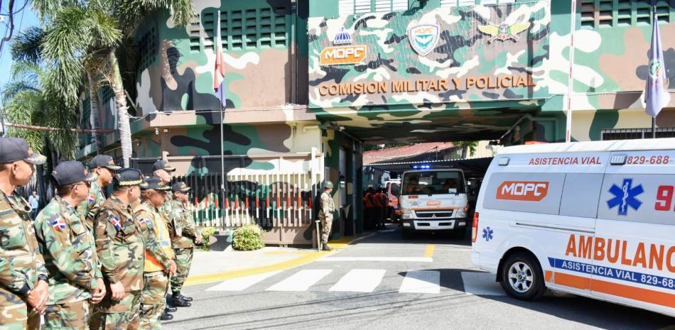 Ambulancia frente a cuartel policial