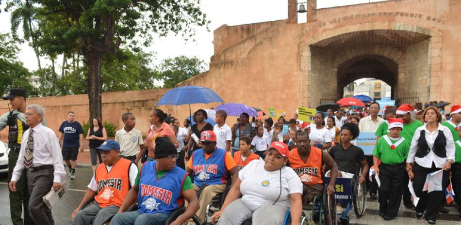 Multitud protesta en marcha pacífica